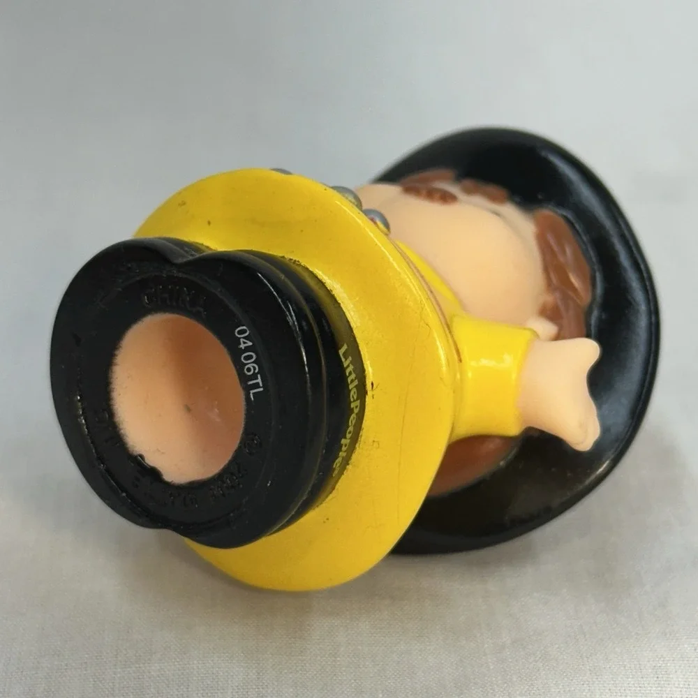 Fisher Price Little People Fireman Firefighter For Fire Truck Fire Man W/‎ Cat